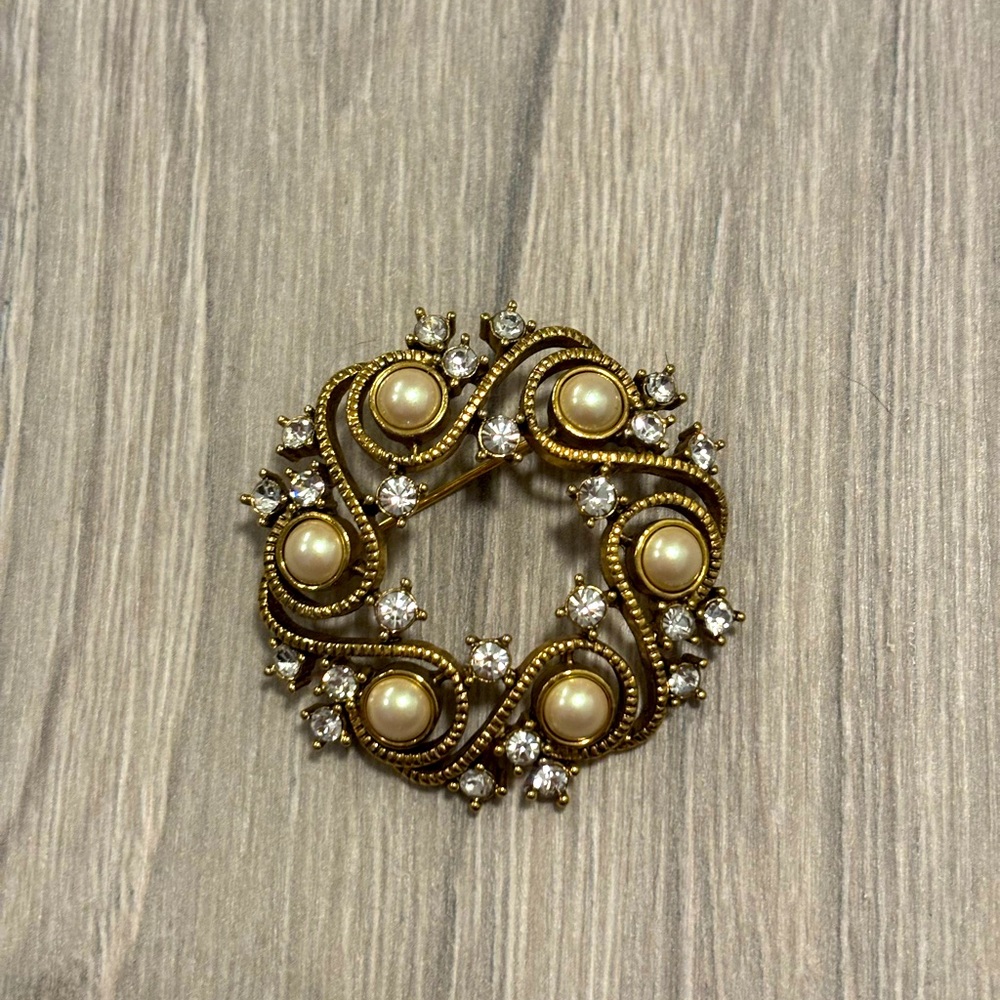 Laura Elegant Ornate Pearl Brooch, Gold/Silver, OS.